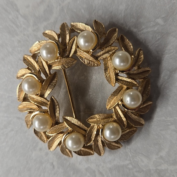 Avon Gold Leaf and Pearl Circle Brooch - Picture 1 of 4